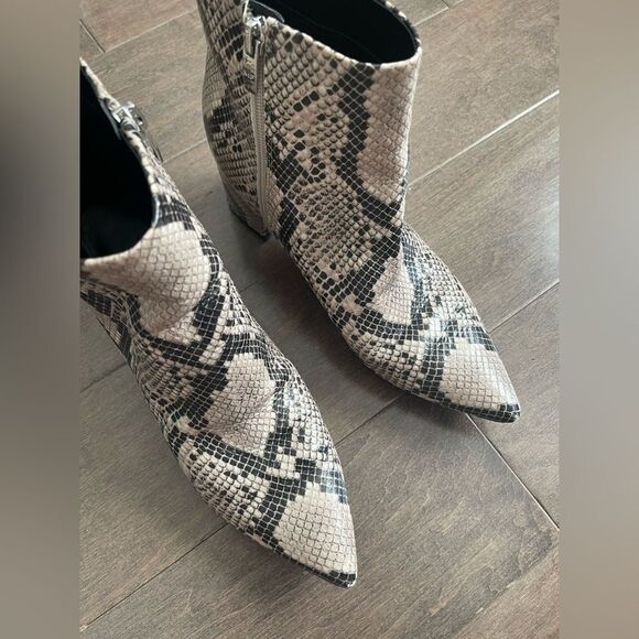 Marc Fisher Black and Tan snakeskin boots - Women’s 8.5 - Picture 5 of 7